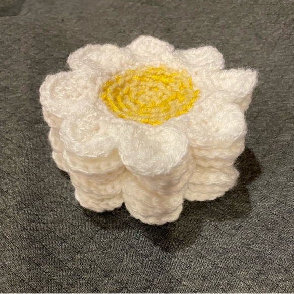 NWT white and pastel yellow daisy crochet coasters set of 6 - Picture 3 of 5